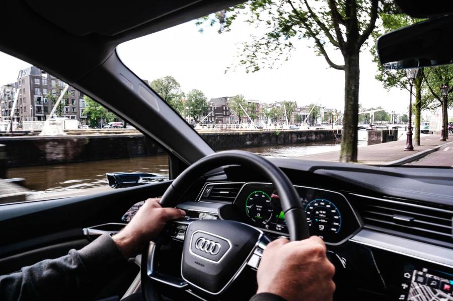 Интерьер Audi e-tron 55 Quattro 2019 года  (WW) (фото 405 из 452)